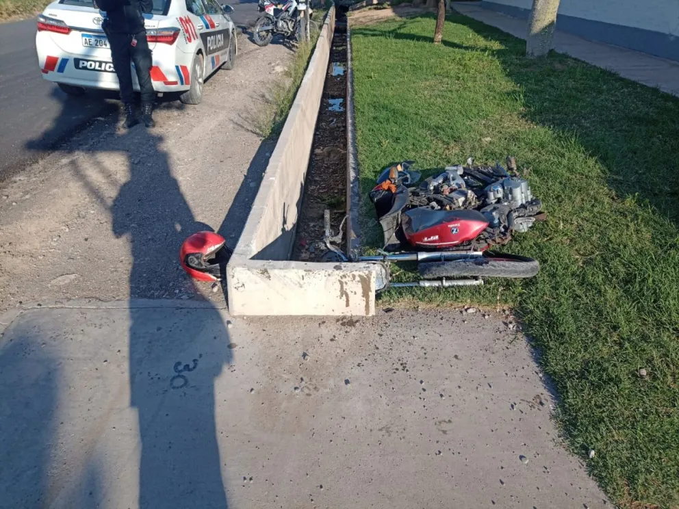 Destrozada. Quedó la motocicleta Zanella 150 cc. que conducía Gerardo Gordillo.