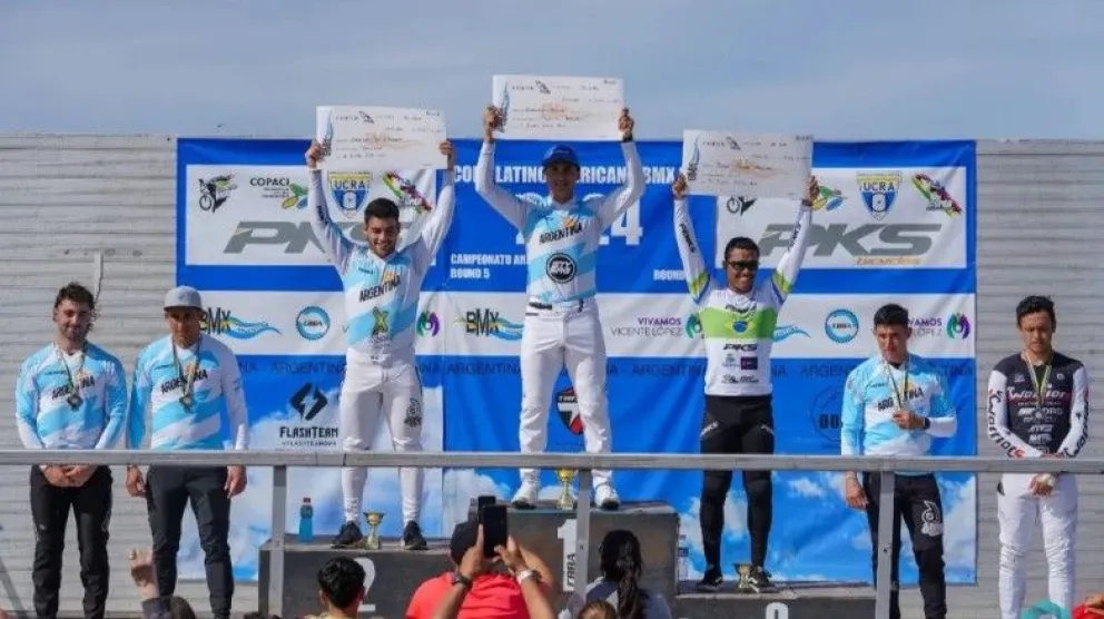 Dominante. Gonzalo Molina, en el centro, festeja el triunfo en una de las dos finales donde se impuso el fin de semana en Buenos Aires.