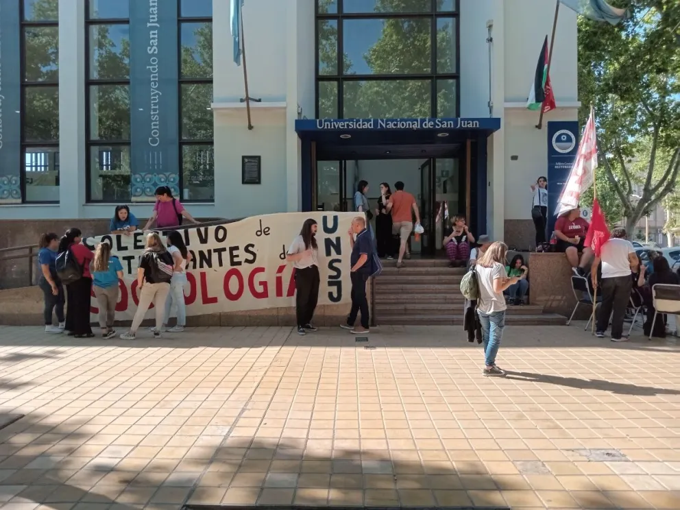 Toma del Rectorado por parte de los alumnos de la UNSJ-San Juan 