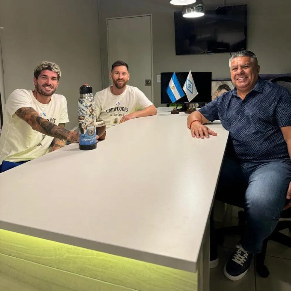Acá no pasó nada. Chiqui Tapia sonríe, junto a Lionel Messi y Rodrigo De Paul, tomando mates, en la previa al choque de Eliminatorias.