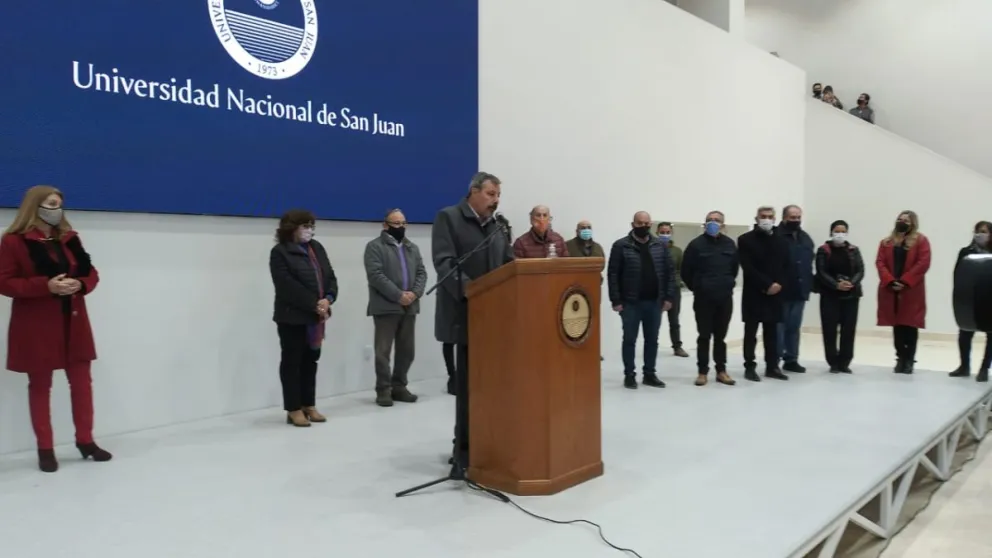 Tras la suspensión de las elecciones, quien era el Rector, Oscar Nasisi, brindó una conferencia de prensa para aclarar lo resuelto por la Justicia y el planteo defensivo de la UNSJ.