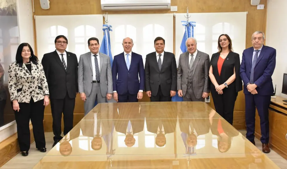 Puja. Quattropani (primero a la derecha) mantiene un vínculo a veces tirante con los miembros de la Corte local. En la foto, junto a Ricardo Lorenzetti, ministro de la Corte Suprema de Justicia de la Nación.