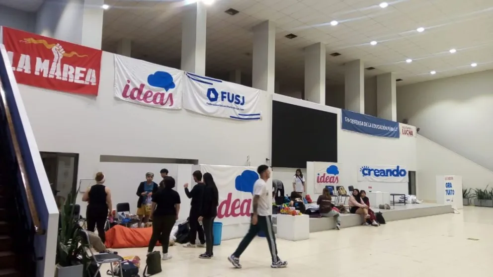 Estudiantes univeristarios pasaron la noche en el Rectorado 