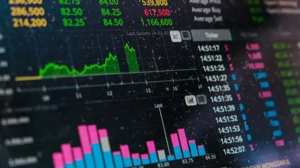 Los expertos recomiendan algunas estrategias ante la caída del dólar y el riesgo país.