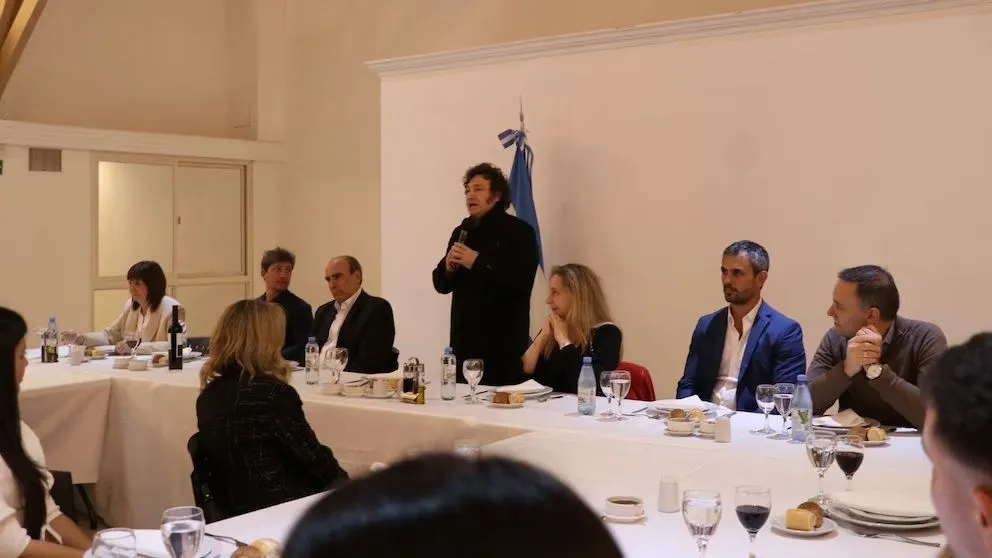 Por el veto universitario, el Gobierno organiza otra cena en Olivos para celebrar