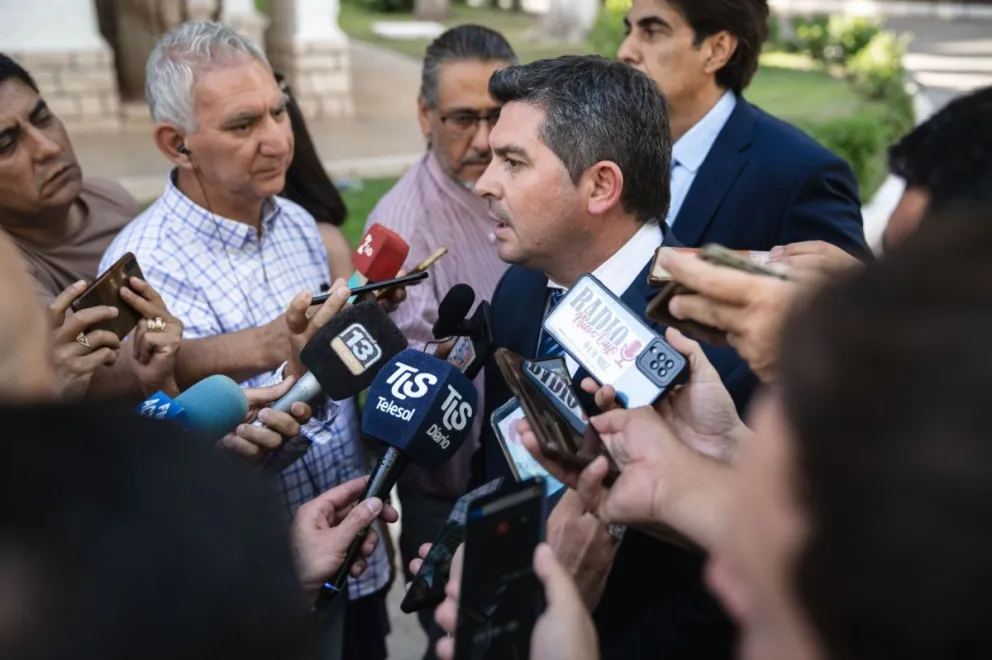 Anuncio. En su segundo día de gestión, el gobernador Orrego anunciaba y daba detalles de la revocación de actos administrativos que pasaba contratados a planta permanente en la gestión pasada,