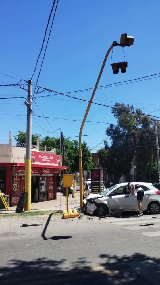Terminó contra un semáforo después que otro auto lo embistiera 