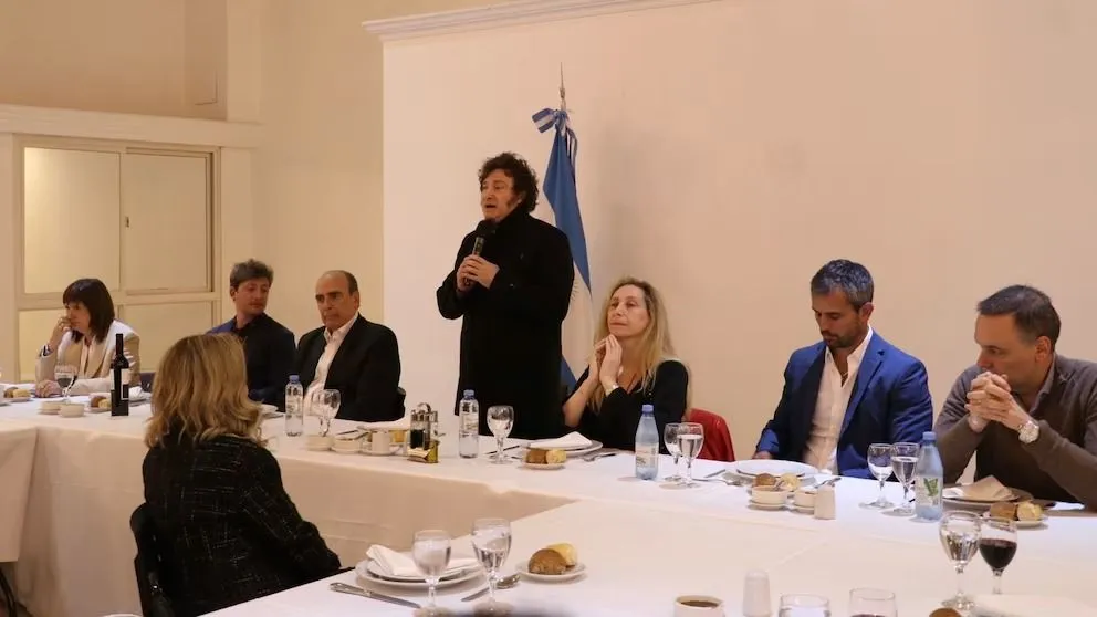 Javier Milei intensificó las negociaciones políticas con gobernadores en medio de la discusión por los DNU.