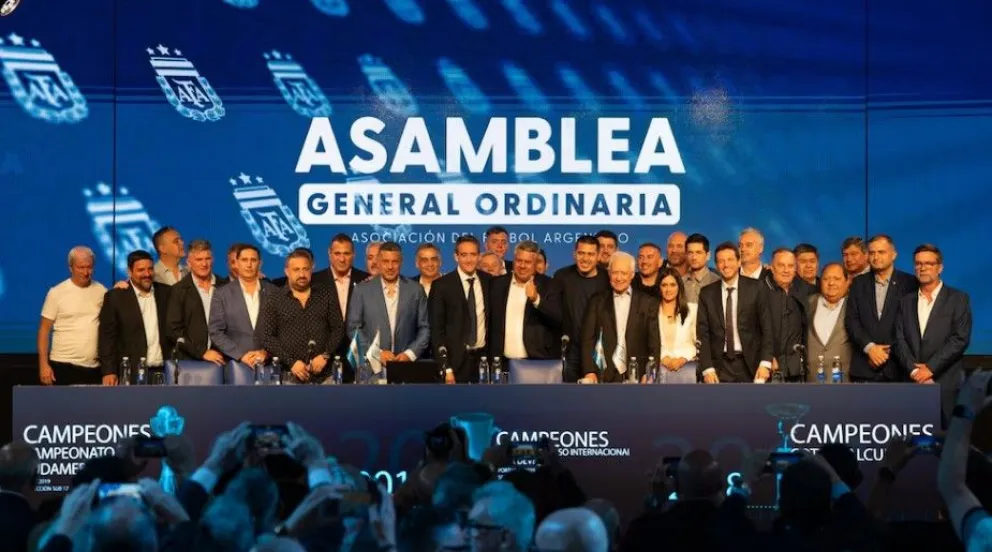 Por aclamación. La semana pasada, el sanjuanino Claudio Tapia resultó re-reelecto por la Asamblea de al AFA al grito de "dale campeón, dale campeón...".