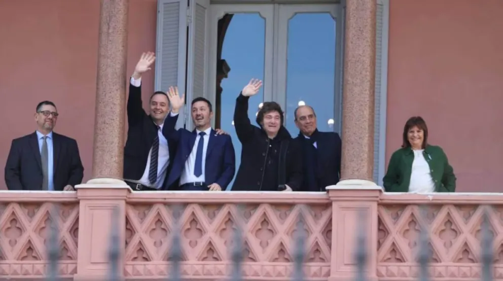 Cumpleaños de Milei: de la emoción con los Granaderos, y el saludo desde el balcón de la Casa Rosada, a ser increpado por estudiantes universitarios 