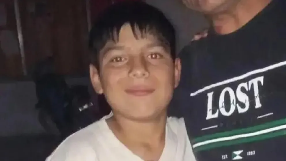 Tras una intensa búsqueda que contó con más de 170 efectivos, lograron encontrarlo cerca del puente en el que se lo vio por última vez.

 