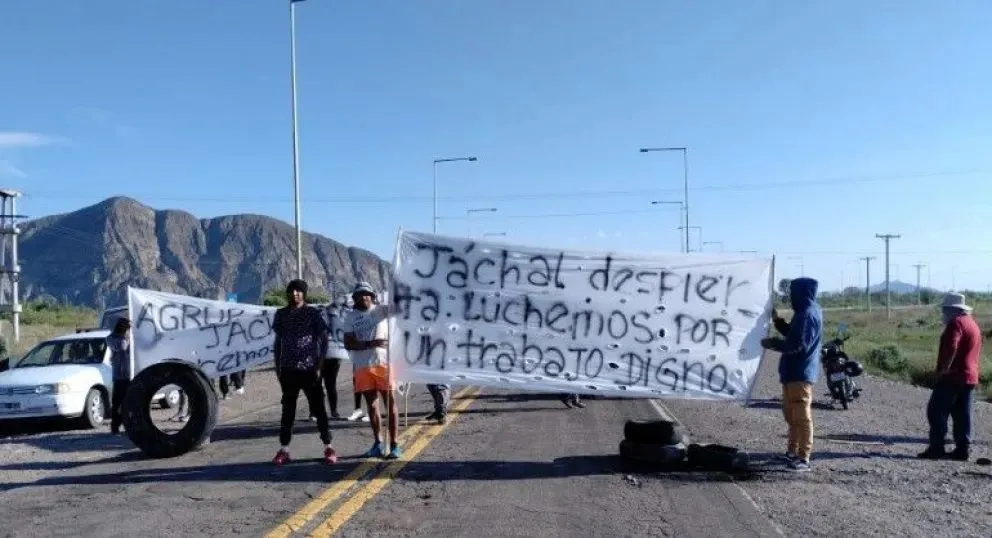Vecinos de Jáchal realizan nuevos cortes de calle solicitando puestos de trabajos 