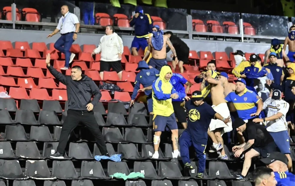 Riquelme se metió en la tribuna para separar a los hinchas de Boca que se enfrentaban con la Policía