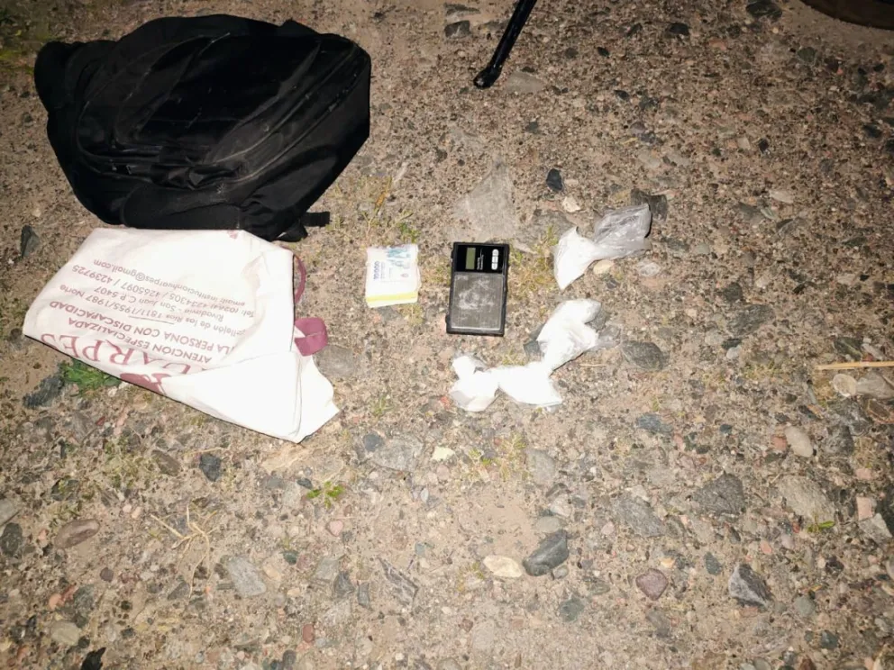Encontraron cocaína, elementos robados y un prófugo en un operativo de control. 