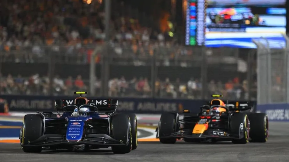 A fondo. Franco Colapinto, con su Williams, junto a Sergio 'Checo' Pérez, quien conduce su Red Bull.