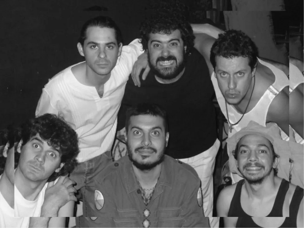 Mama Perfecta celebra 20 años de música con un relanzamiento especial.