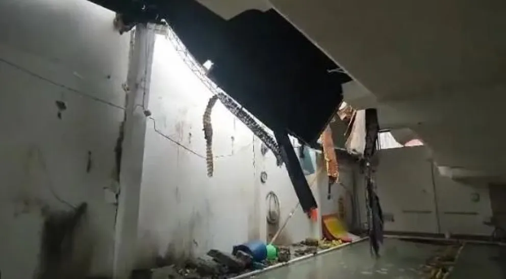 Cayó el techo de una obra en construcción sobre una pileta de natación y hay una mujer herida