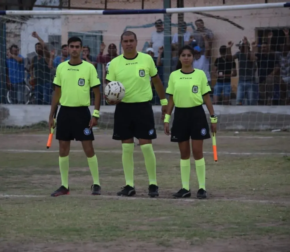 Pasión familiar. Ruth Díaz, junto a su padre, Juan (en el centro de la imagen), durante un partido en que coincidieron como terna arbitral en San Juan.