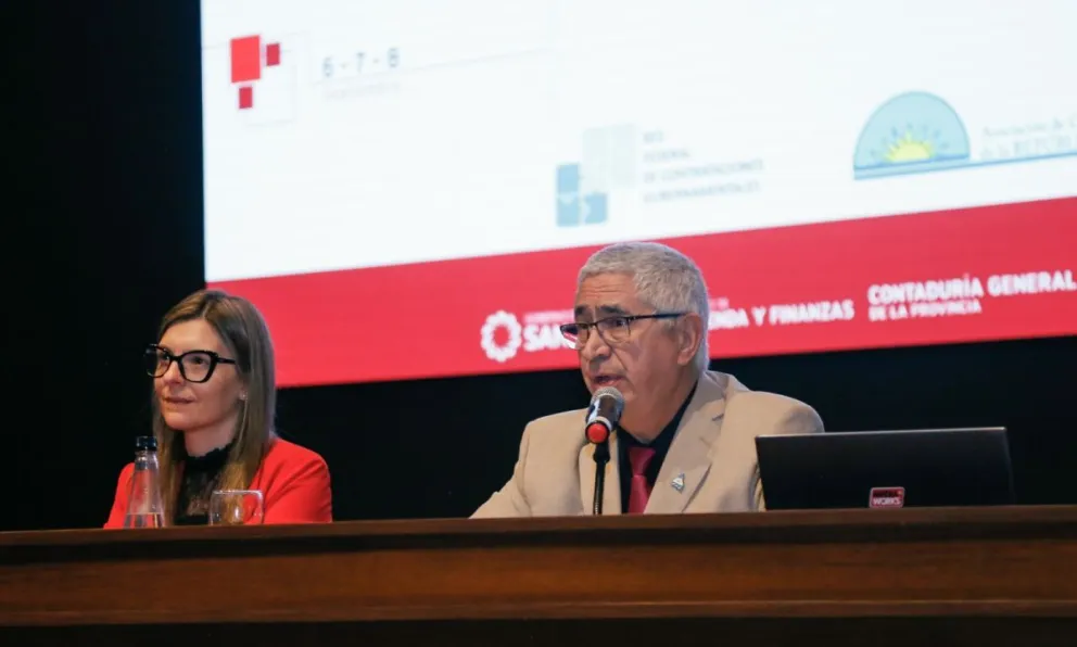 Permanencia. El contador General de la provincia permanece en su cargo mientras dure su buena conducta. Rafael Herrera cumplió en agosto 30 años en el puesto.