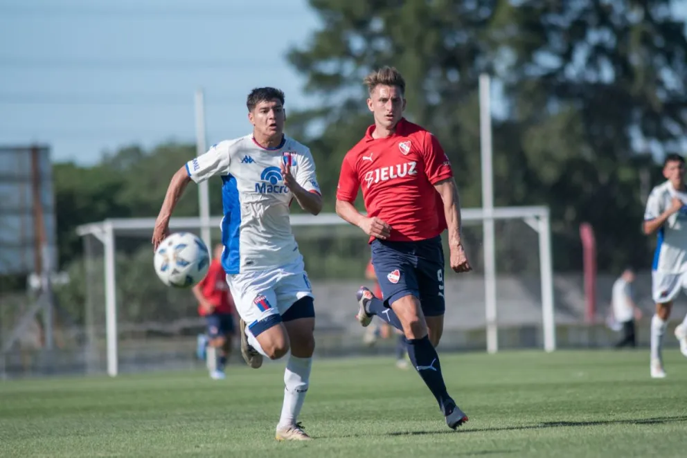 De vuelta. Matías Giménez, con la camiseta 9, en el equipo de Reserva de Independiente, que marcó su regreso a los partidos oficiales.