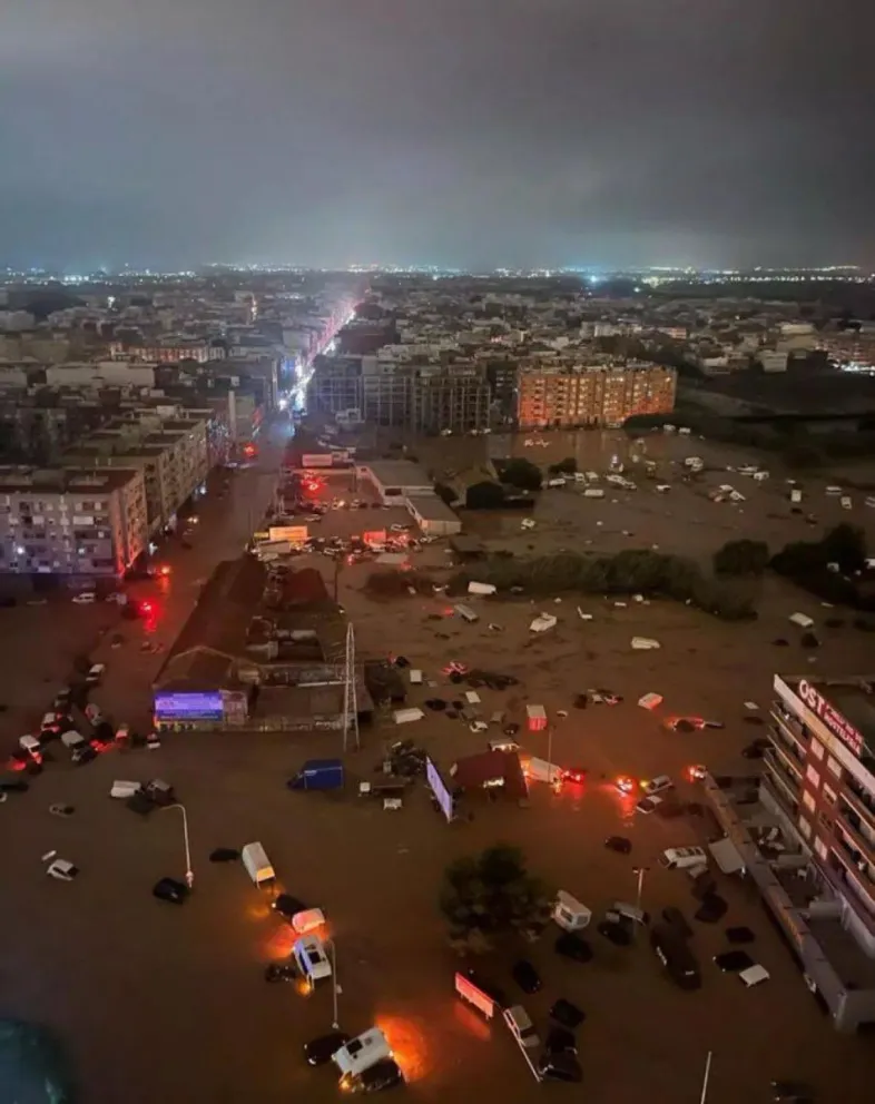 Hay decenas de muertos por las inundaciones. 