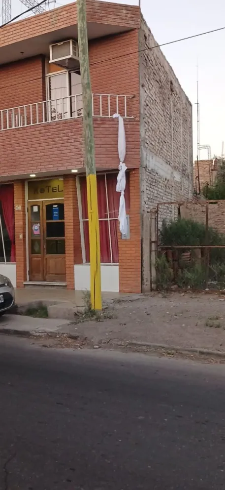 Un hombre robó un televisor y huyó por el balcón del hotel atando varias sábanas