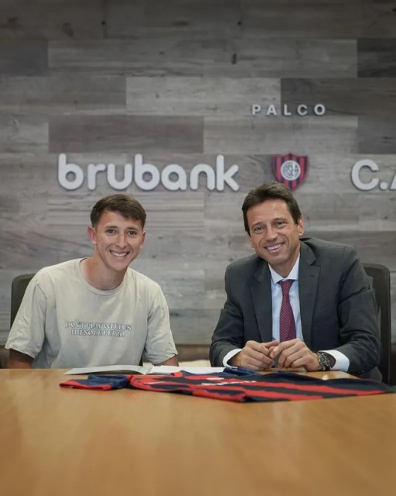 El gancho. El delantero sanjuanino, Agustín Ladstatter, firma el contrato junto al presidente de San Lorenzo, Marcelo Moretti.