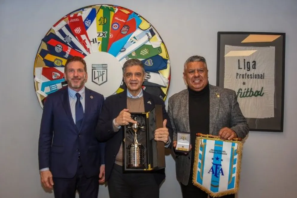 Otros tiempos. ChiquiTapia, primero a la derecha, junto a Jorge Macri (centro) y Alejandro Domínguez, durante una reunión en agosto por la final de la Copa Libertadores en Capital Federal.