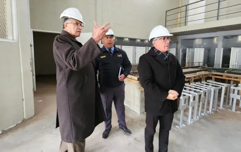 El secretario de Seguridad, Gustavo Sánchez, y el director del Penal, Enrique Delgado, recorrieron las obras en el Penal