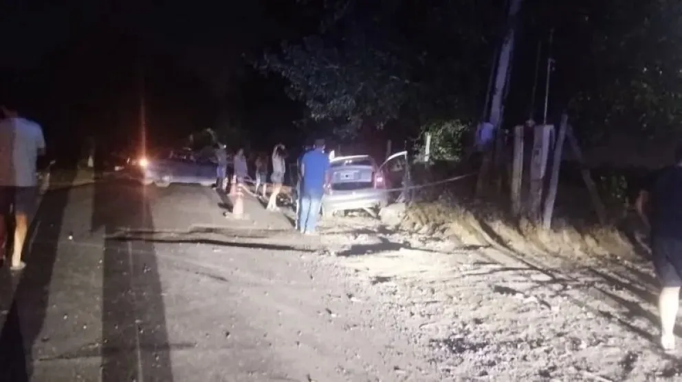 Una pareja esquivó un pozo, perdió el control de su auto y terminó en el hospital. 
