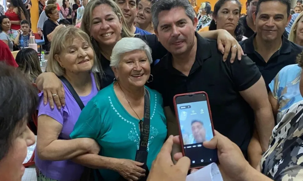 Trabajo. Fabiana Carrizo, directora de Defensa al Consumidor, fue una de las dirigentes rawsinas que organizó una actividad por el día de la madre, con la presencia de Orrego.