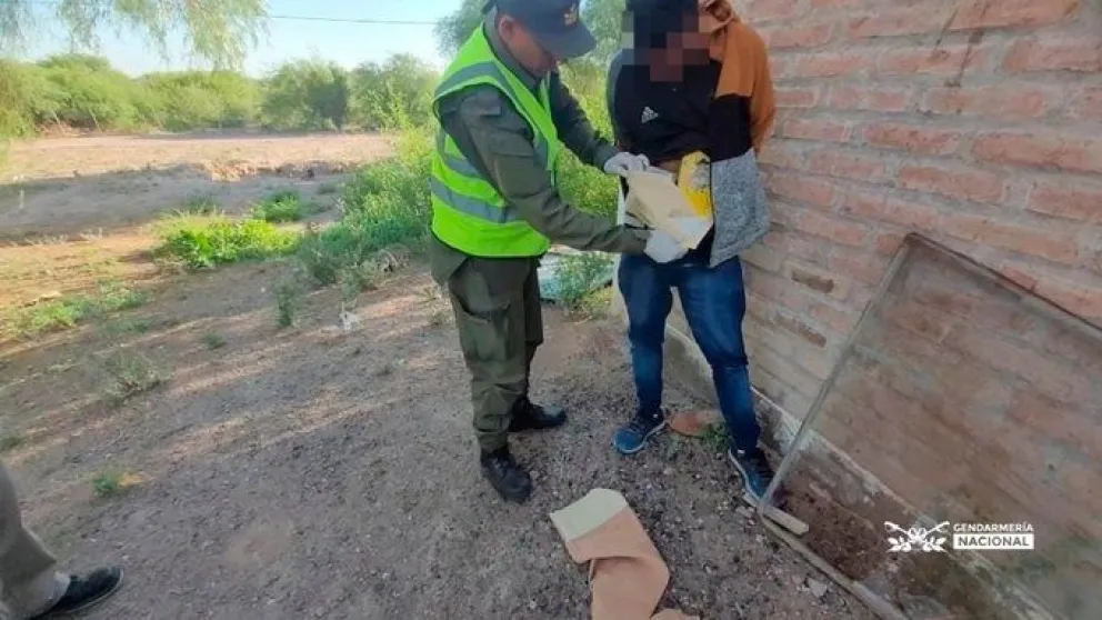 Gendarmería incautó 4 kilos de cocaína escondidos en el cuerpo de un hombre. 
