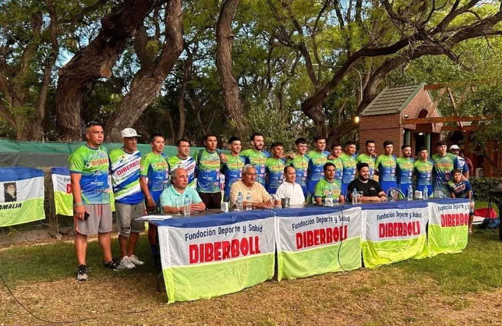 Kevin Castro se impuso en la segunda fecha del calendario rutero, el ciclista pertenece al equipo Diberboll (foto del equipo en su presentación)