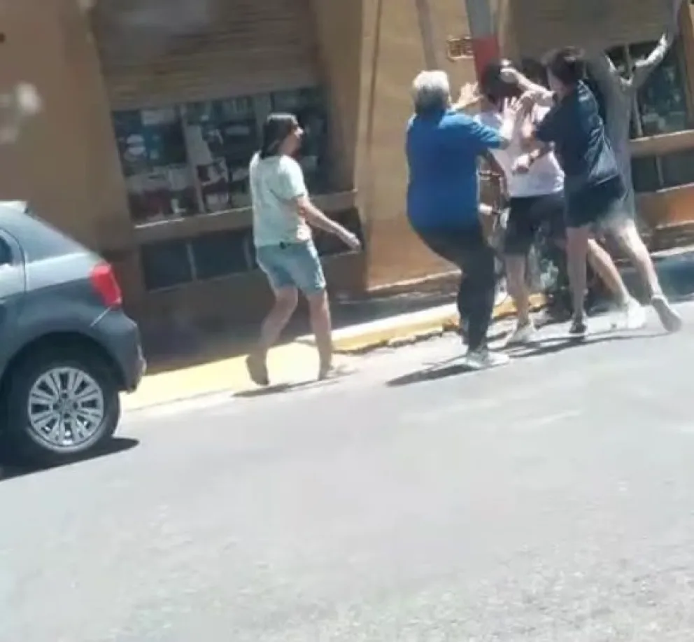 Feroz pelea en la vía publica: piñas y patadas hasta que llegó un patrullero 