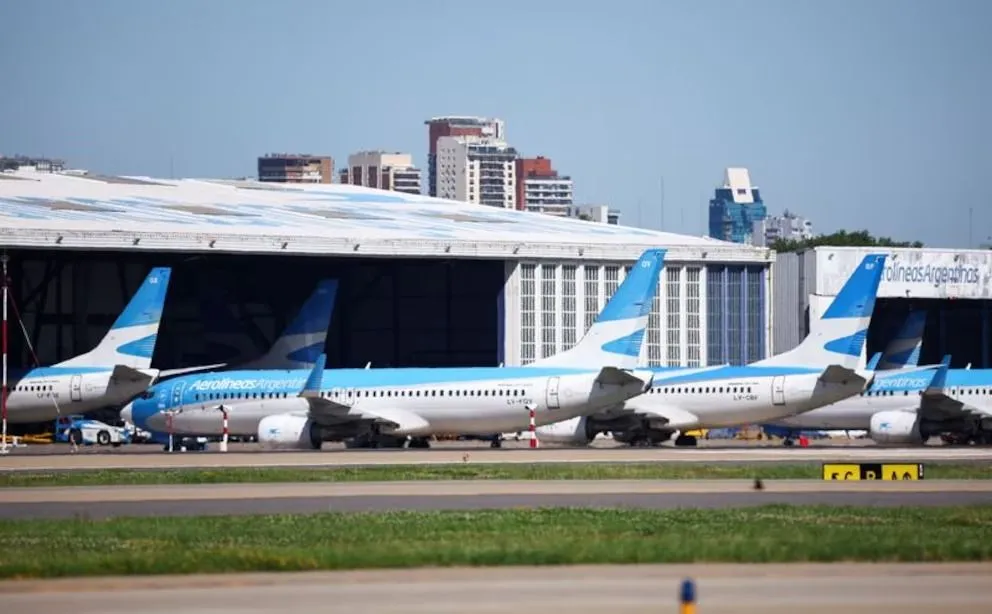 La Justicia revocó la reincorporación de tres pilotos despedidos de Aerolíneas Argentinas. 