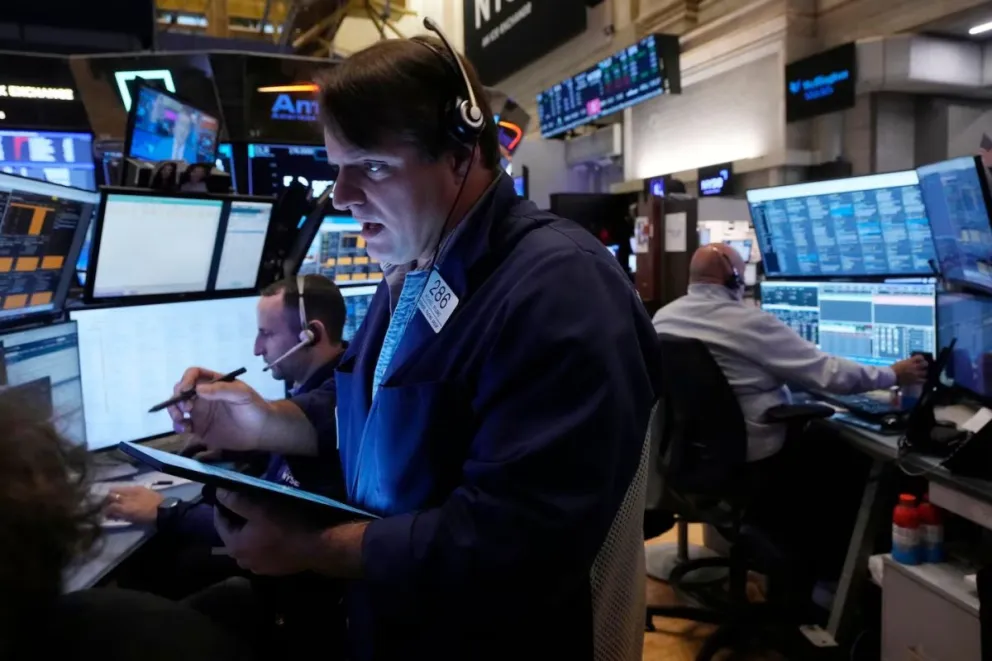 El riesgo país cayó 853 puntos y las acciones argentinas subieron hasta un 6% en Wall Street. 
