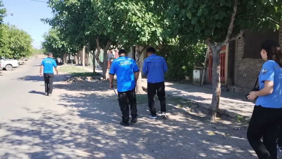 Inspección. Personal de la Policía Científica busca evidencias luego del suceso ocurrido en la noche del viernes en el Barrio La Estación.