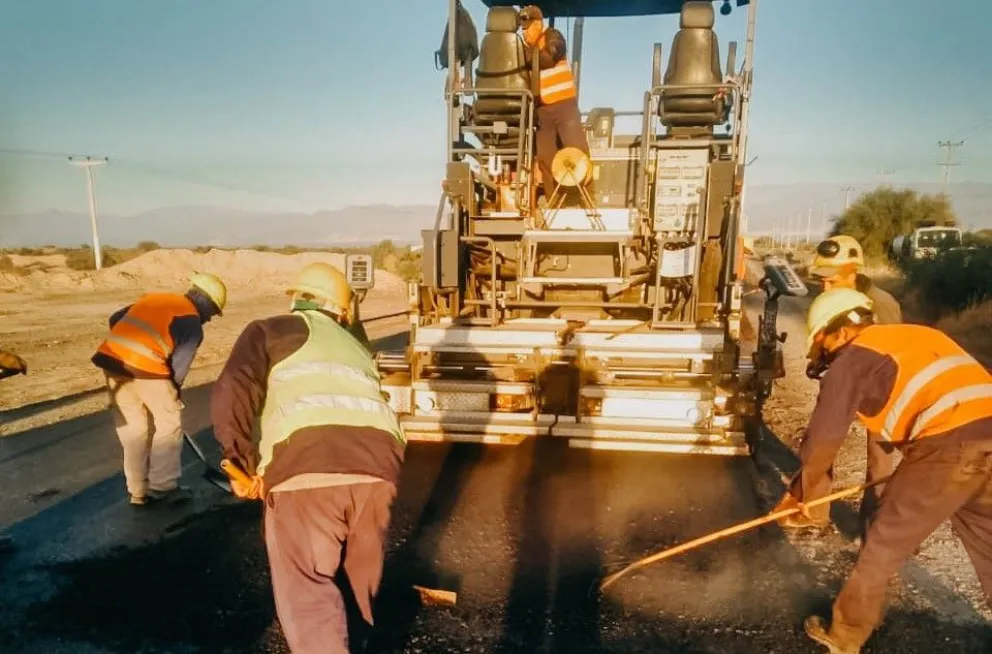 Tareas. Personal de Vialidad Nacional se encarga del mantenimiento y la conservación de las rutas nacionales. Desde el gremio vienen señalando que el gobierno nacional está desfinanciando el organismo.