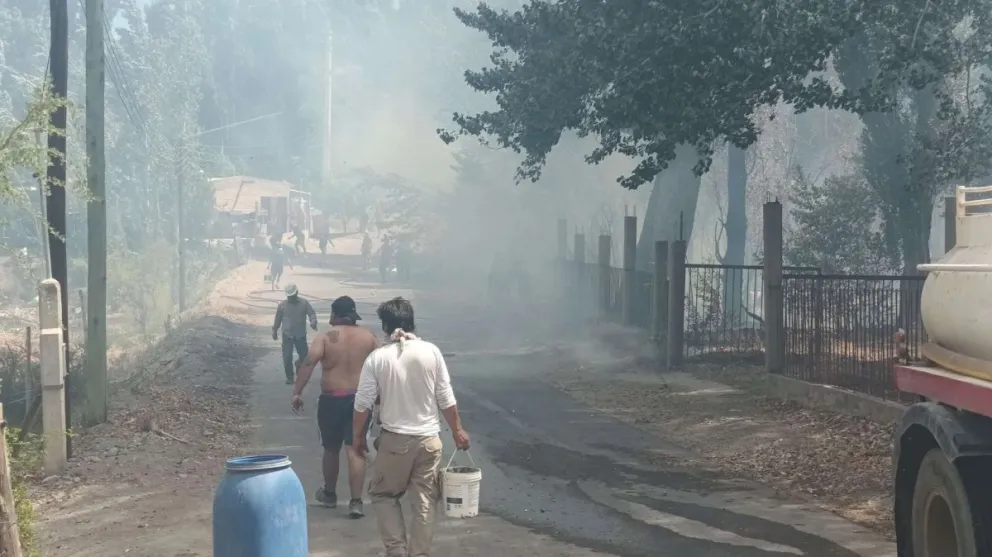 Las Flores: un incendio arrasó con dos viviendas y dejó varias familias afectadas