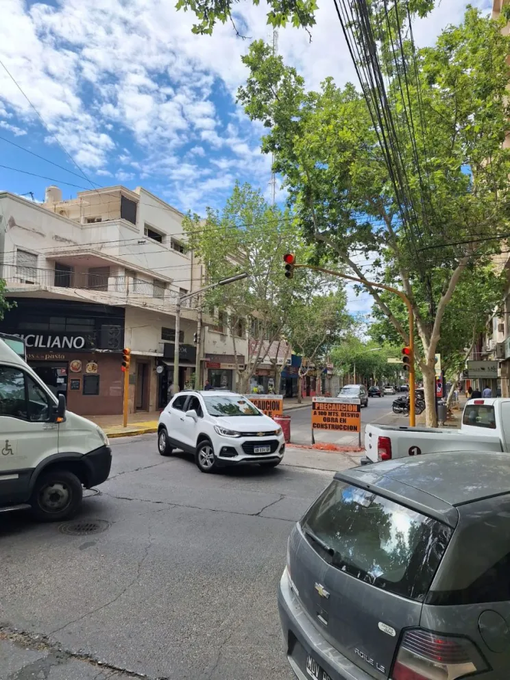 Imposible. Se vuelve el tránsito fluido en la intersección de calles Mendoza y Santa Fe, por automovilistas como el del Chevrolet blanco, que desobedecen la indicación del cartel de no seguir por Mendoza.