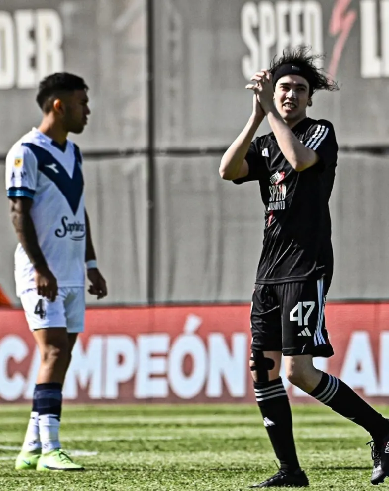 Debut y salida. Iván Buhajeruk, más conocido como Spreen, estuvo en cancha apenas un minuto y sin tocar la pelota, fue reemplazado en Riestra.