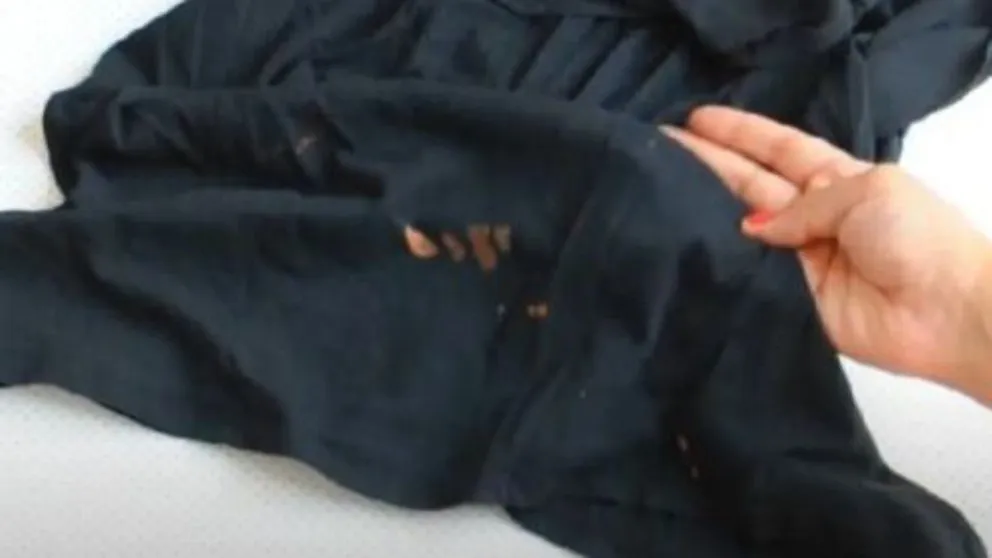 La lavandina destiñe de manera casi instantánea, lo que afecta no solo la ropa, sino también otros objetos del hogar como sillones, acolchados o tapizados de sillas.
