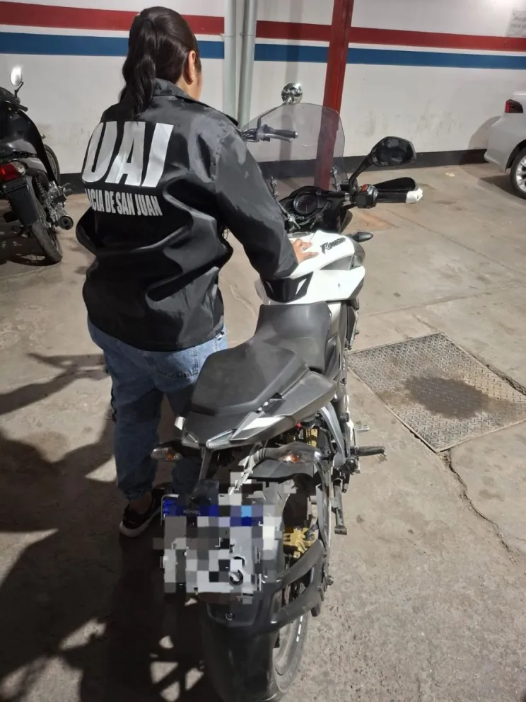 Secuestraron una moto que había sido robada en Mendoza, hay un detenido. 