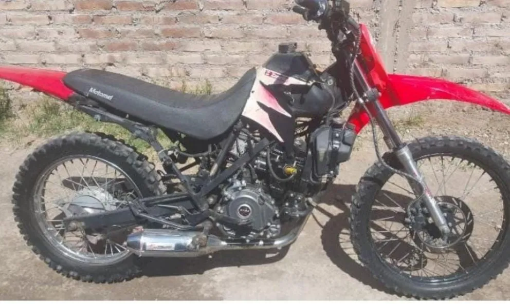 Tras varios allanamientos, la policía encontró varios vehículos robados en distintos talleres mecánicos