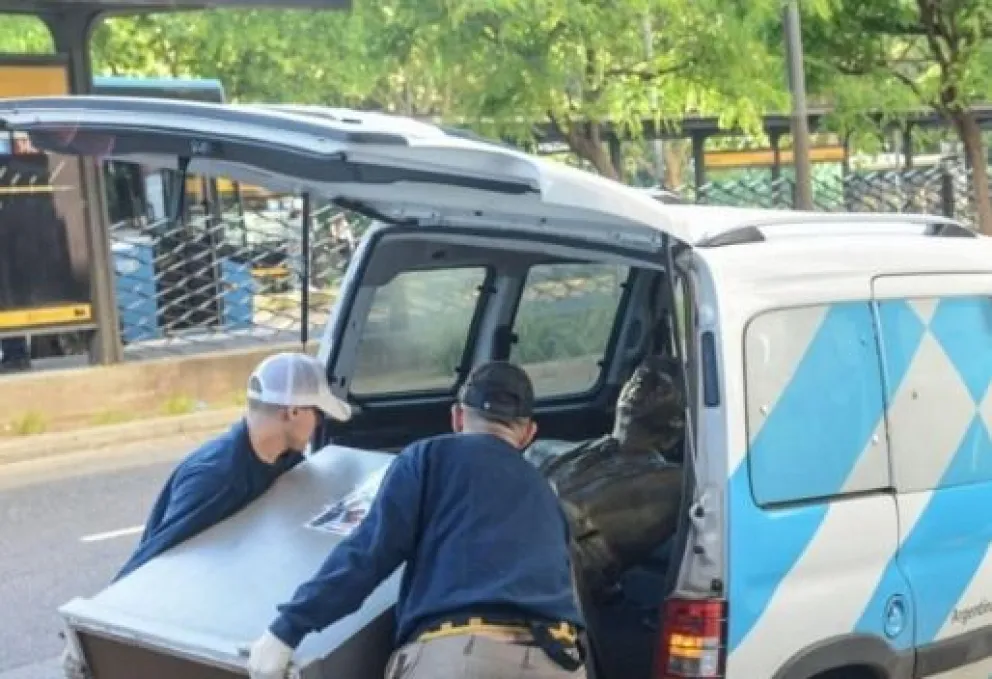 Trabajadores remueven el busto de Néstor Kirchner de una oficina de la Anses