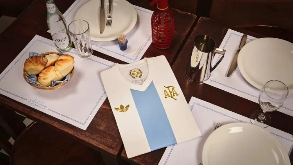 Con actores de lujo y perlitas imperdibles, la Selección Argentina presentó su nueva camiseta retro