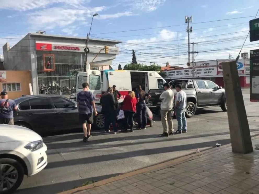 Una motociclista terminó bajo una camioneta tras ser embestida. 