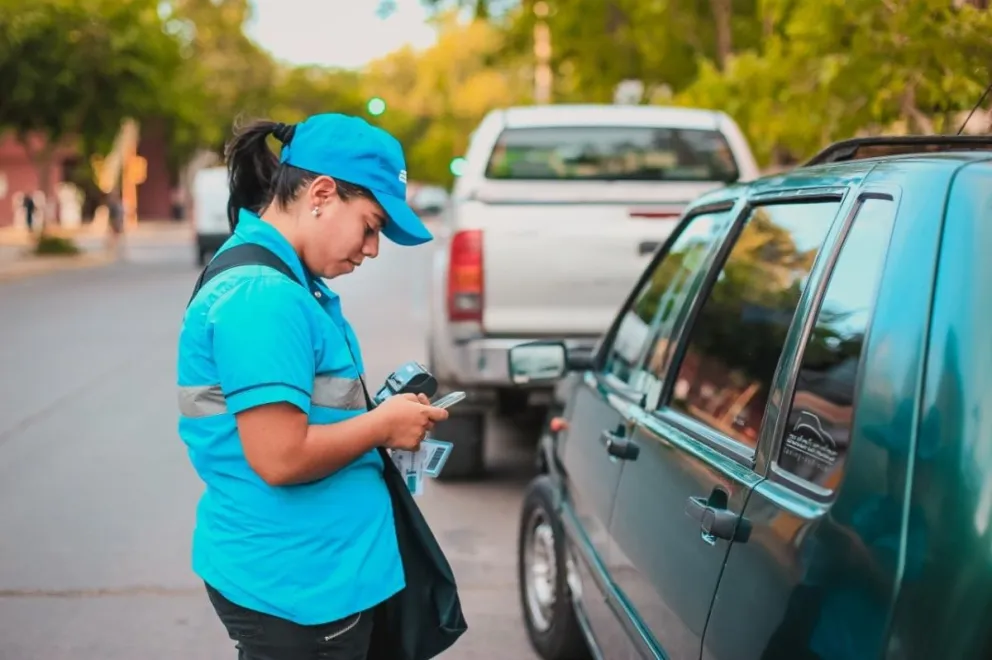 Cambio. A partir de enero, habrá una nueva aplicación de estacionamiento en Capital. Se trata de la App de la Universidad Nacional de La Plata (SEM), la que permite pagar por franjas más reducidas de tiempo. 