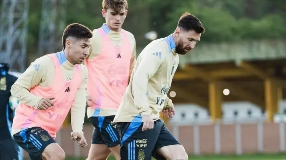 La Selección volvió a entrenar con dudas en defensa para el duelo ante Perú.