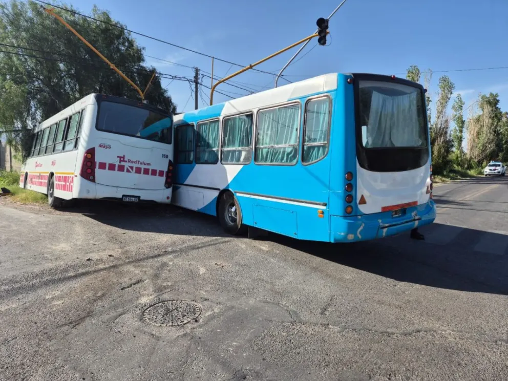 Chocaron dos colectivos en Pocito, hay cinco heridos, entre ellos un bebé